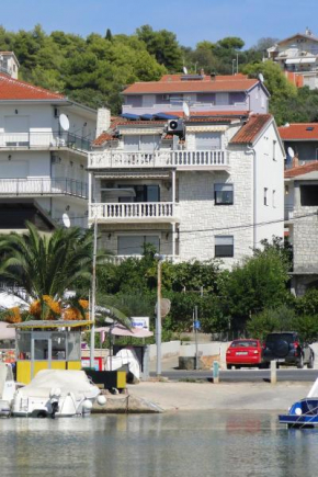 Seaside apartments with a swimming pool Okrug Gornji, Ciovo - 11374